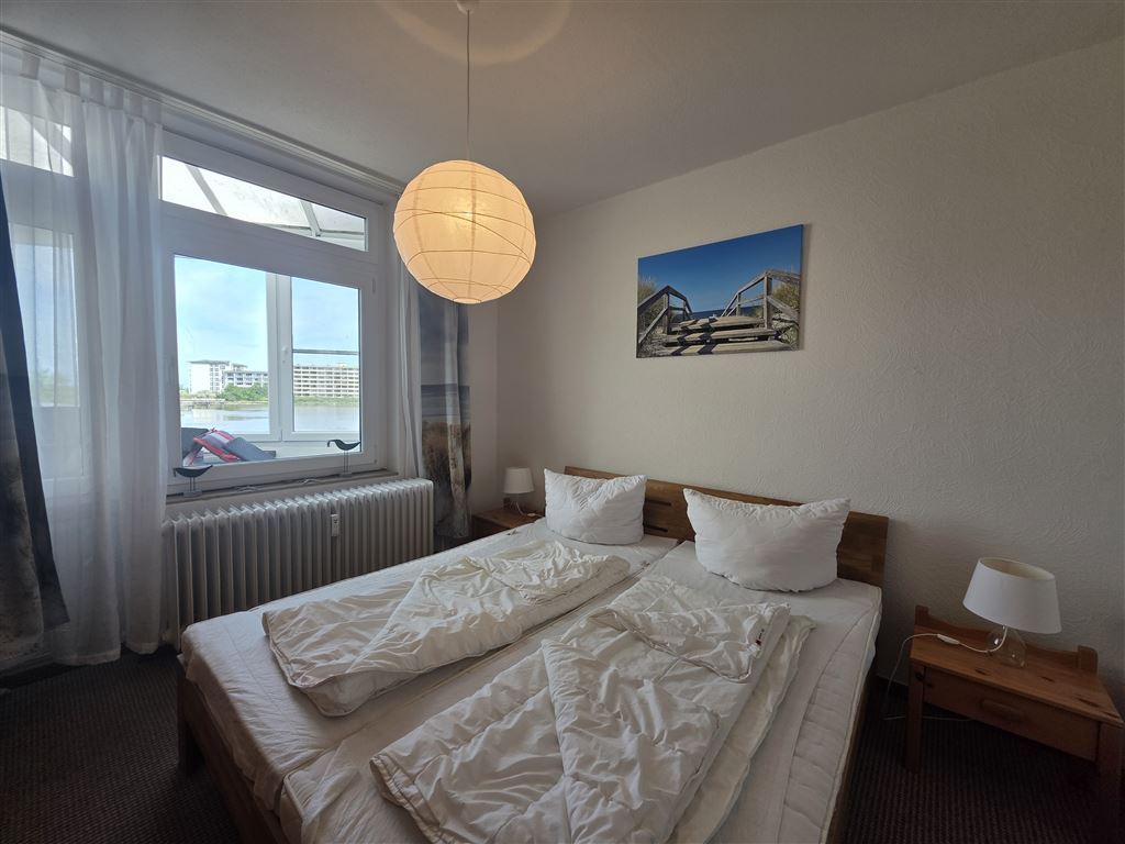 Schlafzimmer 1 mit Fenster