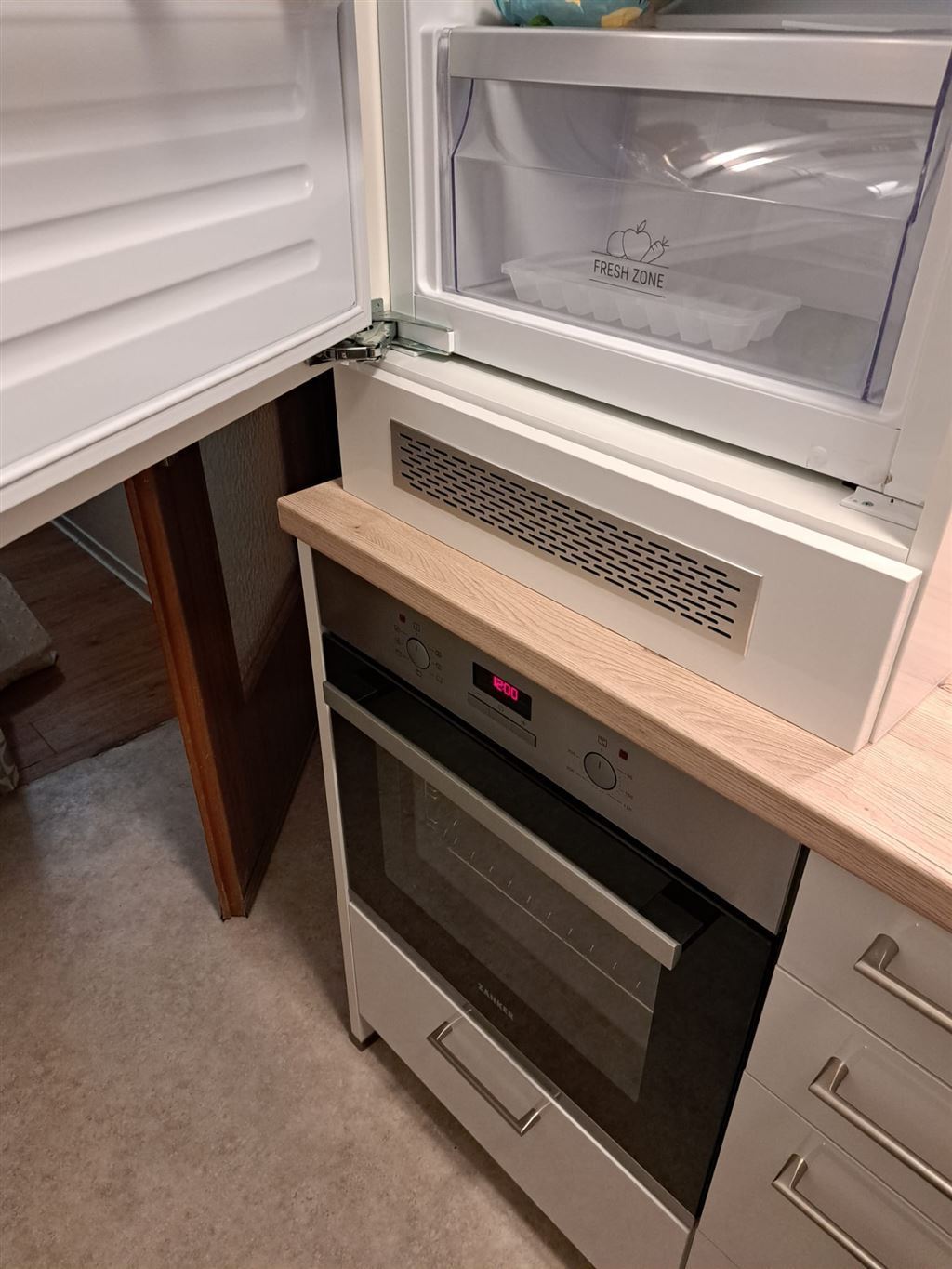 Küche mit Backofen