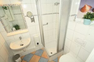Helles Badezimmer