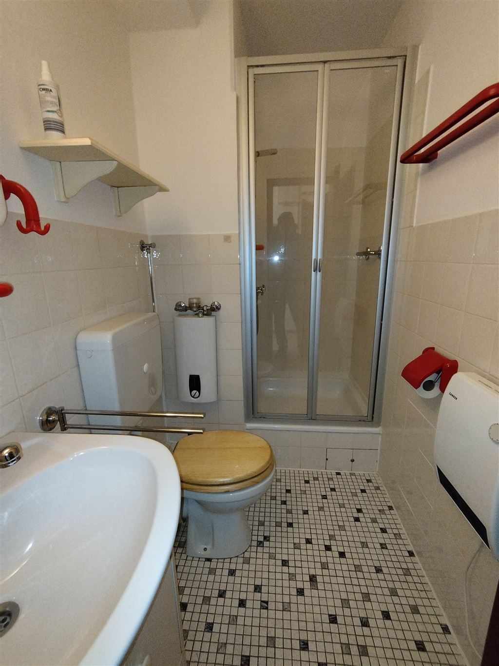 Duschkabine, Waschbecken, WC
