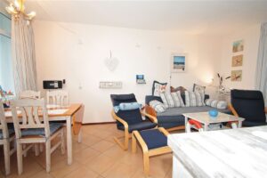 Wohnbereich mit Esstisch am Fens