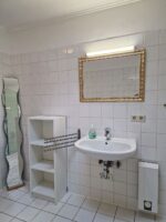 Helles Badezimmer