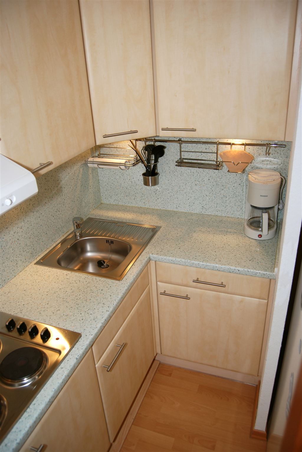 neuere Küche in L-Form