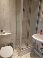 Bad mit Duschkabine