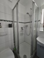 Bad mit Duschkabine